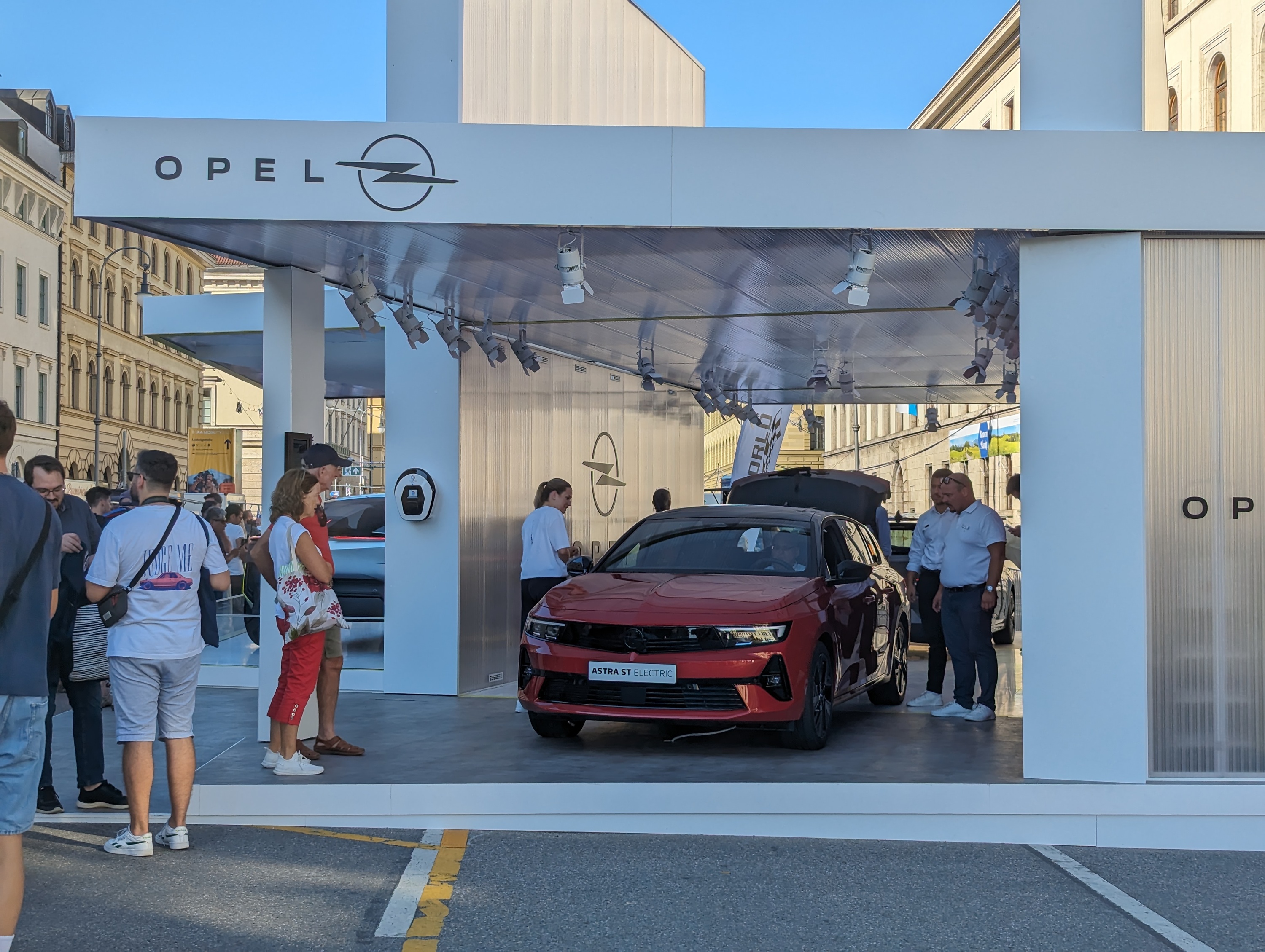 Astra-L Sports Tourer Electric auf der IAA - Opel-Stand